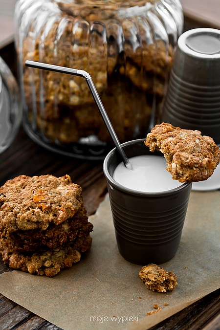 Bran cookies with granola and apricots