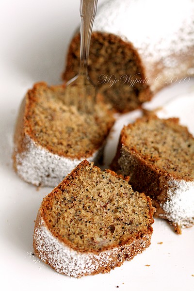 Banana poppy seed cake