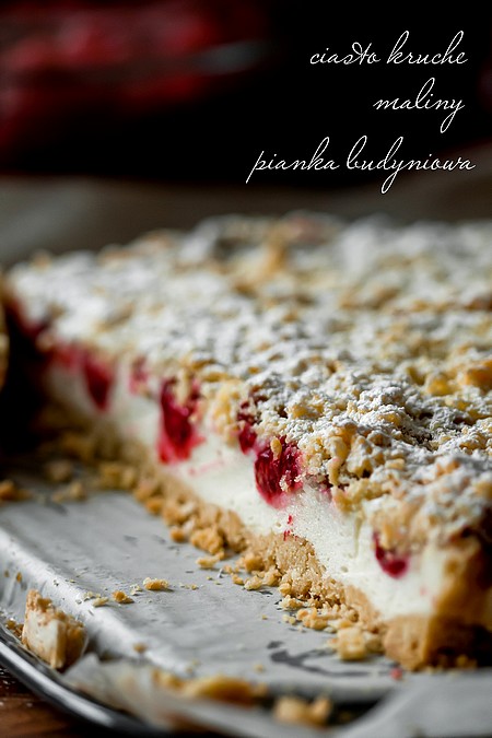 Shortcrust raspberry cake with meringue foam