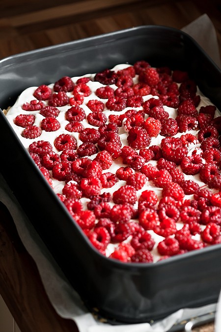 Shortcrust raspberry cake with meringue foam