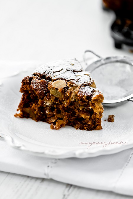 Tahini cake with pear and almonds