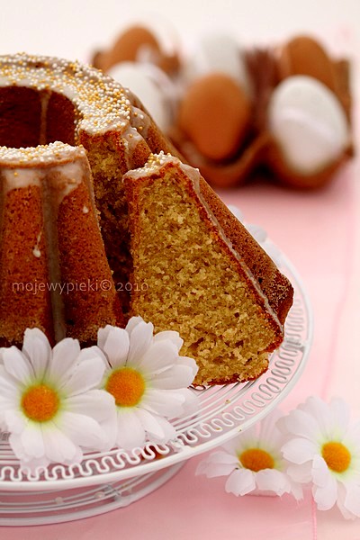Lemon yoghurt bundt cake