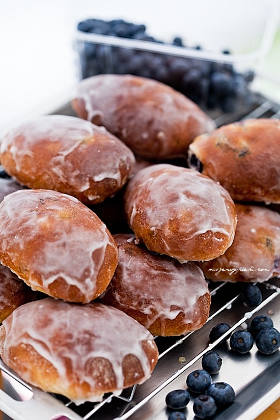 Polish sweet buns with blueberries (jagodzianki)