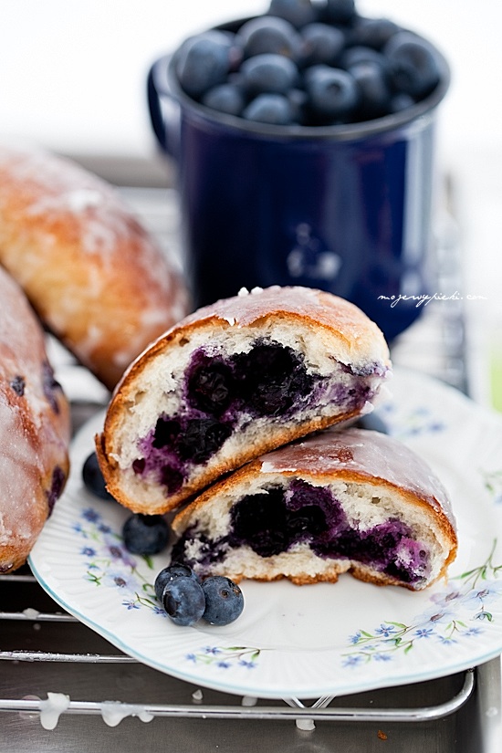 Polish sweet buns with blueberries (jagodzianki)