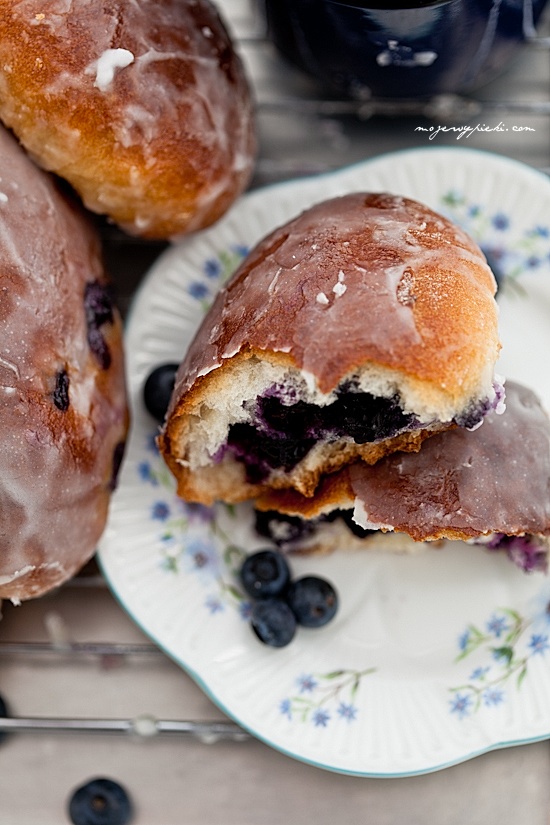 Polish sweet buns with blueberries (jagodzianki)