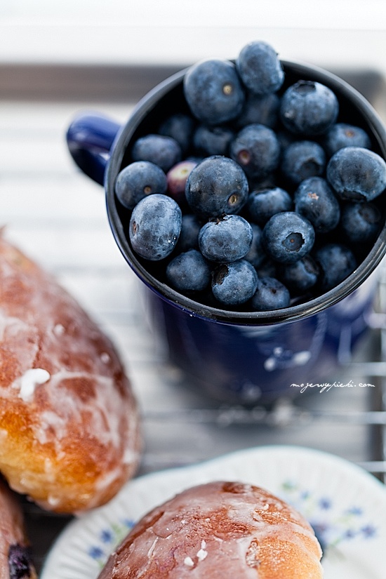 Polish sweet buns with blueberries (jagodzianki)