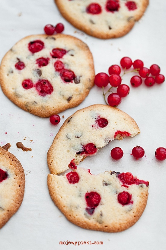 Cookies with redcurrants and chocolate