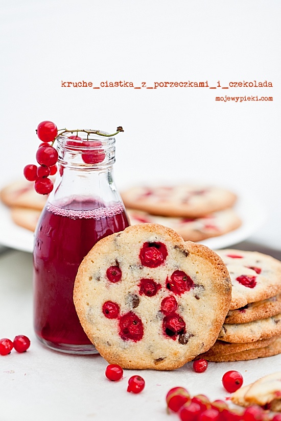 Cookies with redcurrants and chocolate