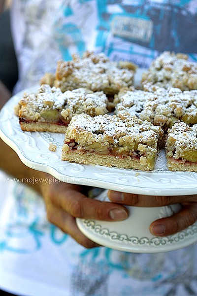 Rhubarb crumble slice