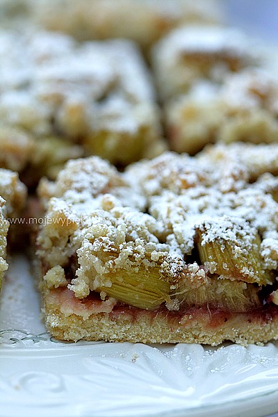 Rhubarb crumble slice