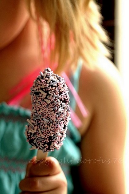 Chocolate-dipped frozen banana pops