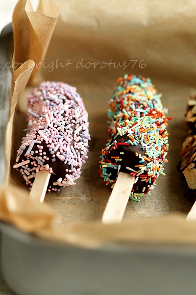 Chocolate-dipped frozen banana pops