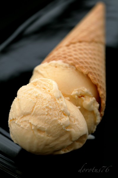 Vanilla soured cream ice cream