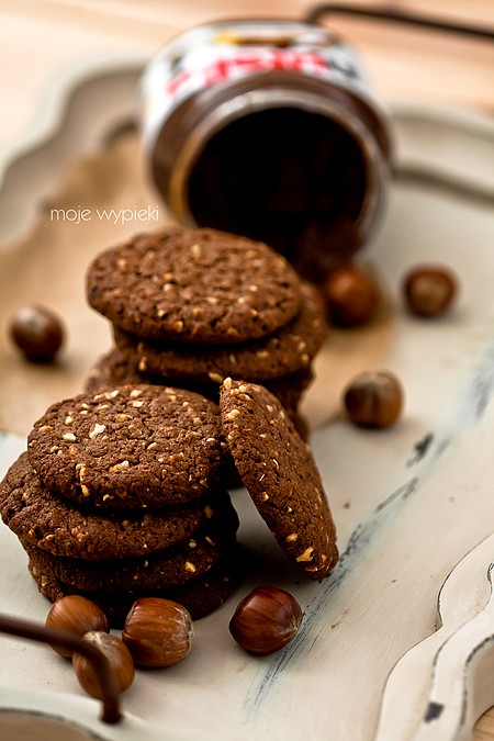 Wholemeal nutella and hazelnuts cookies