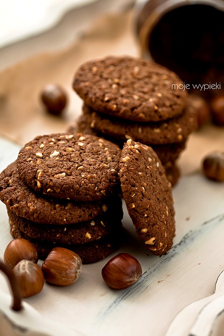 Wholemeal nutella and hazelnuts cookies