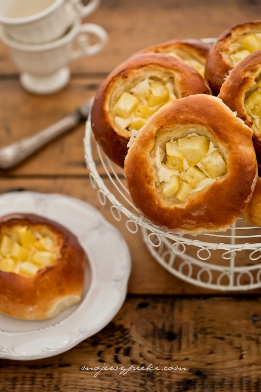 Pineapple and curd cheese buns