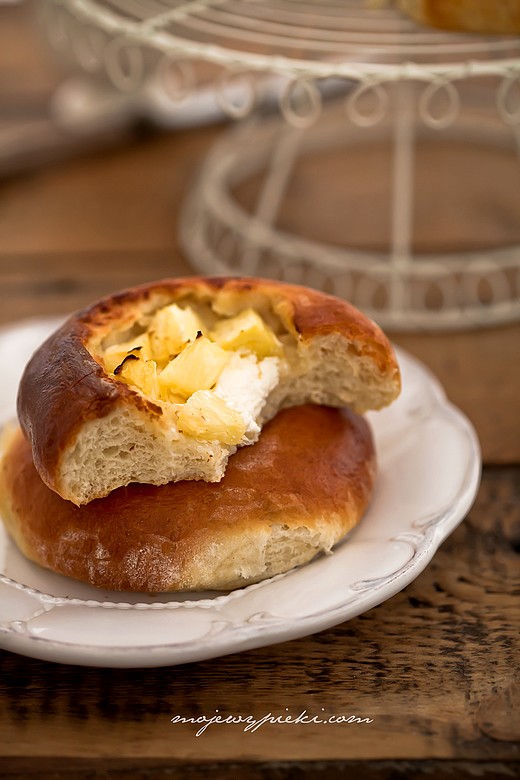 Pineapple and curd cheese buns