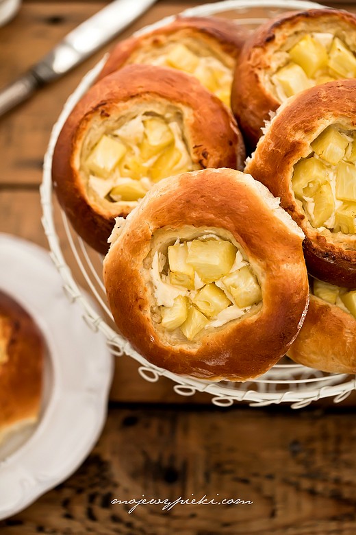 Pineapple and curd cheese buns