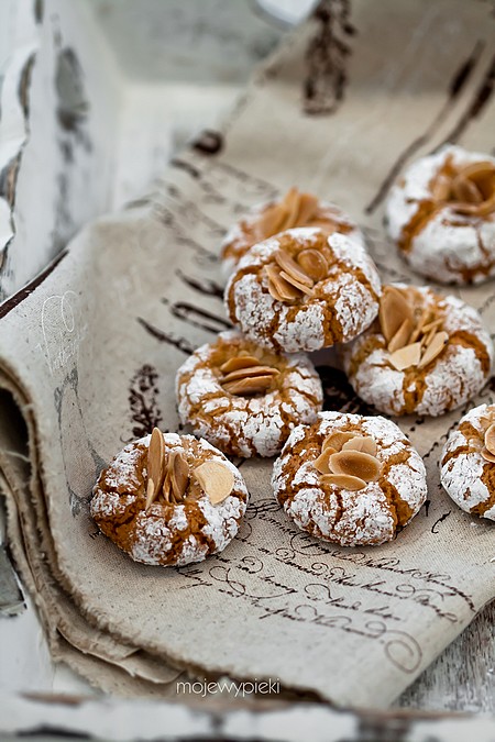 Italian almond cookies