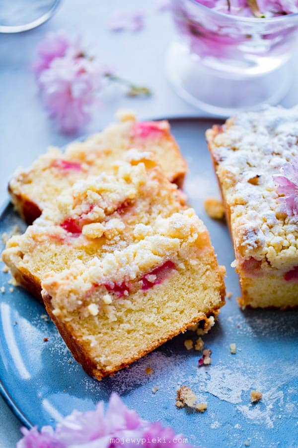 Rhubarb crumb cake