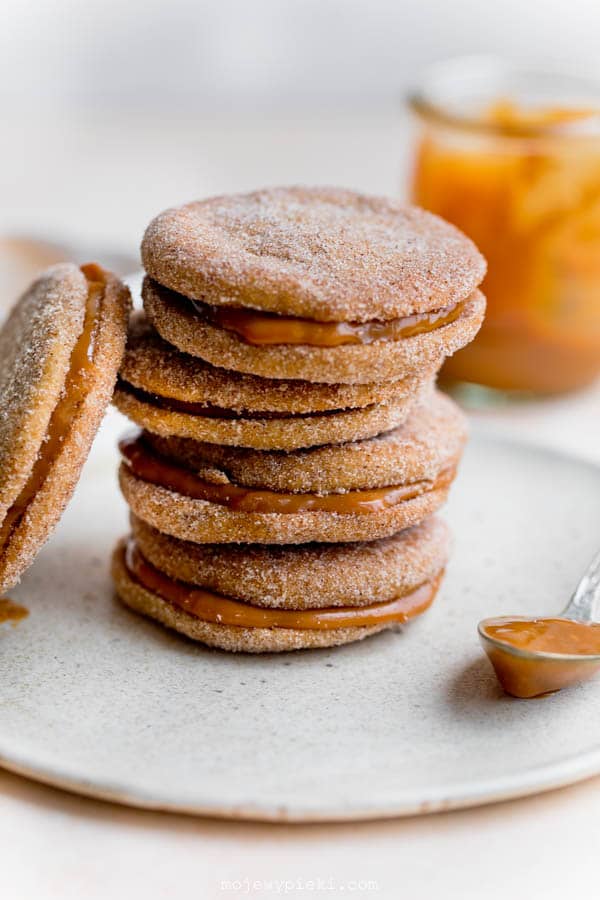 Dulce de leche and cinnamon sandwich cookies