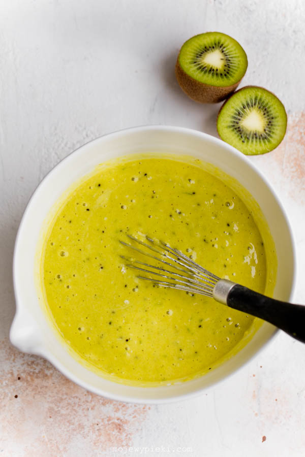 Kiwi, coconut and lime cake