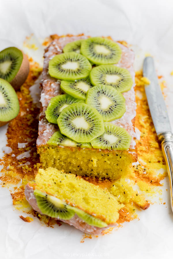 Kiwi, coconut and lime cake