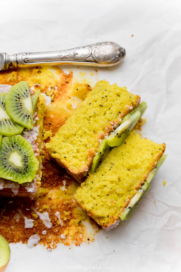 Kiwi, coconut and lime cake