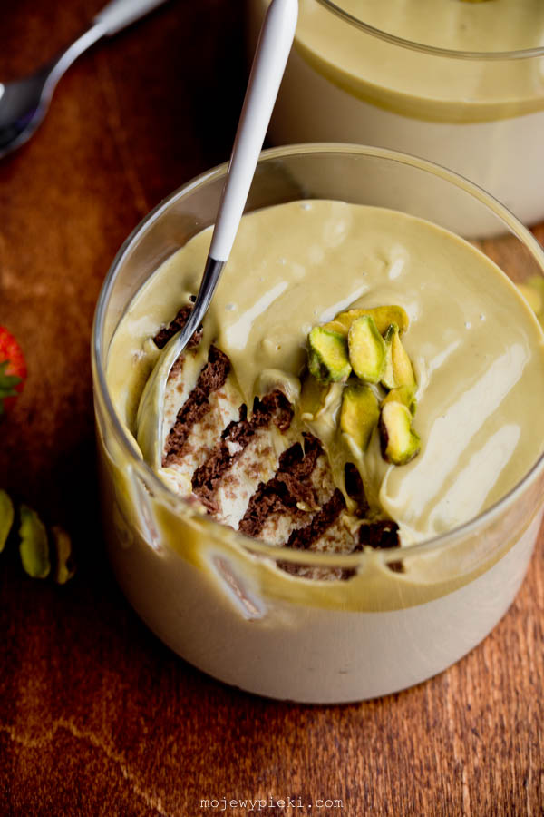 Yoghurt Dessert with Biscuits