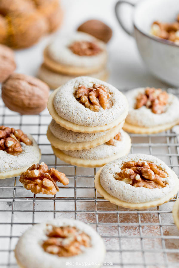 Shortbread cookies with meringue and walnuts