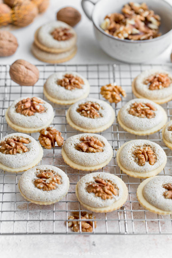 Shortbread cookies with meringue and walnuts