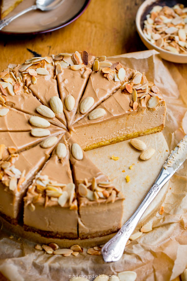 Almond cheesecake