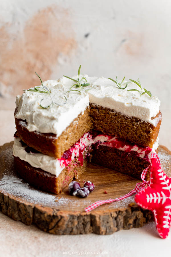 Gingerbread cake with cranberries and mascarpone cream