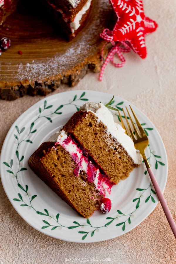 Gingerbread cake with cranberries and mascarpone cream