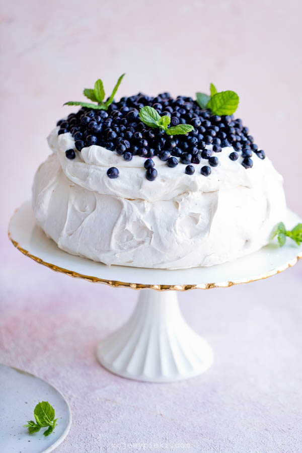 Meringue with yoghurt cream and blueberries