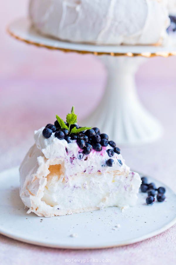 Meringue with yoghurt cream and blueberries
