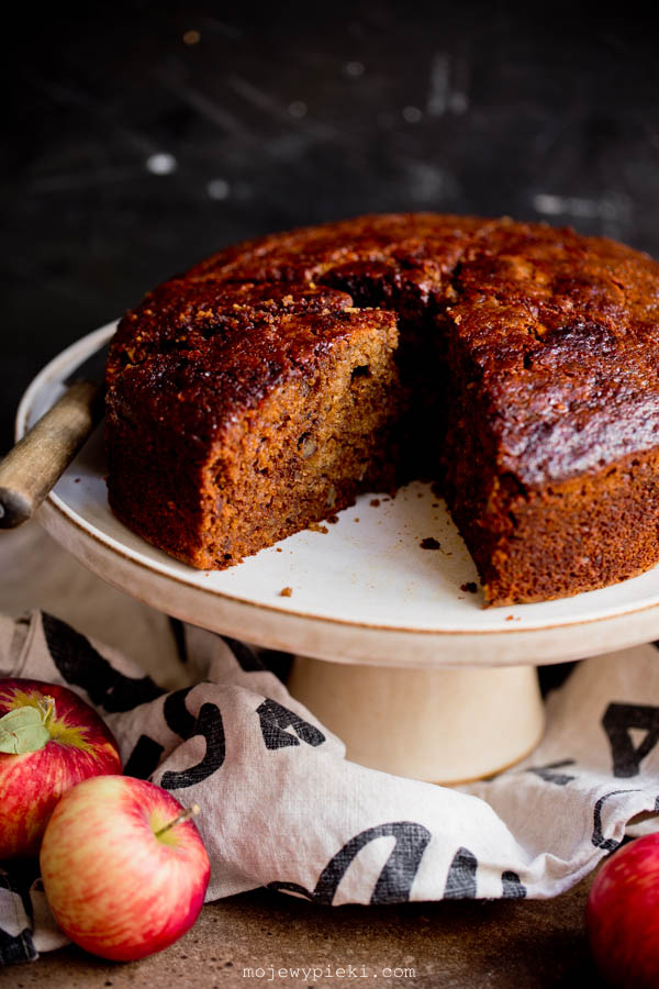 Honey cake with apples and dates
