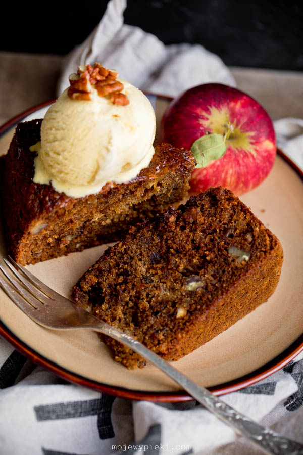 Honey cake with apples and dates