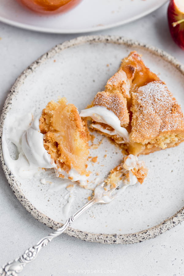 Apple and apricot jam cake