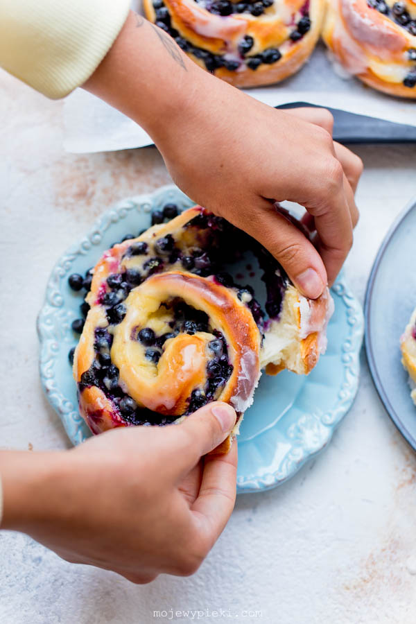 Blueberry custard buns