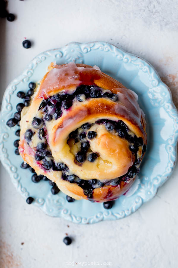 Blueberry custard buns