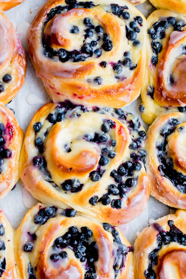 Blueberry custard buns