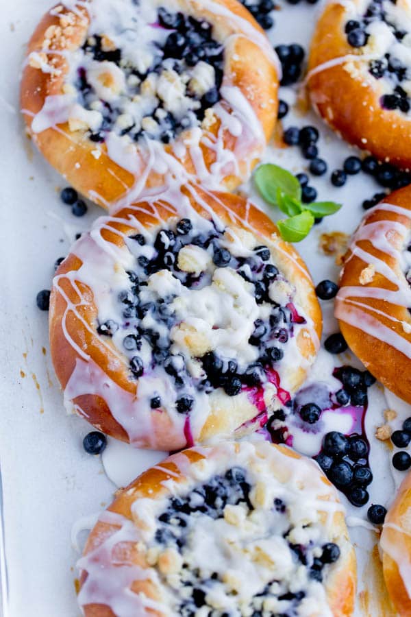 Blueberry crumble buns