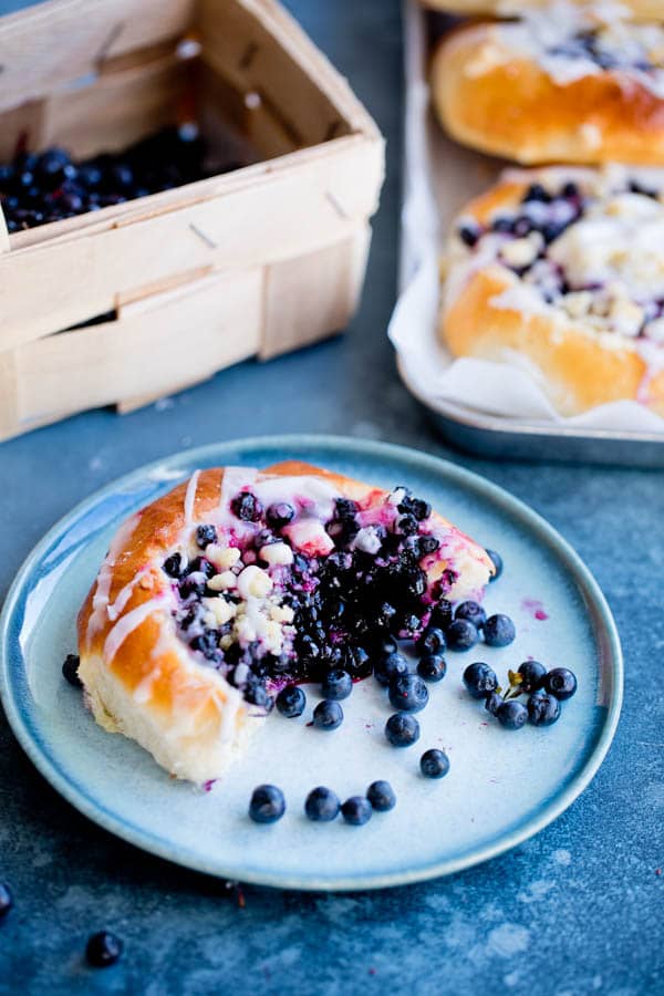 Blueberry crumble buns