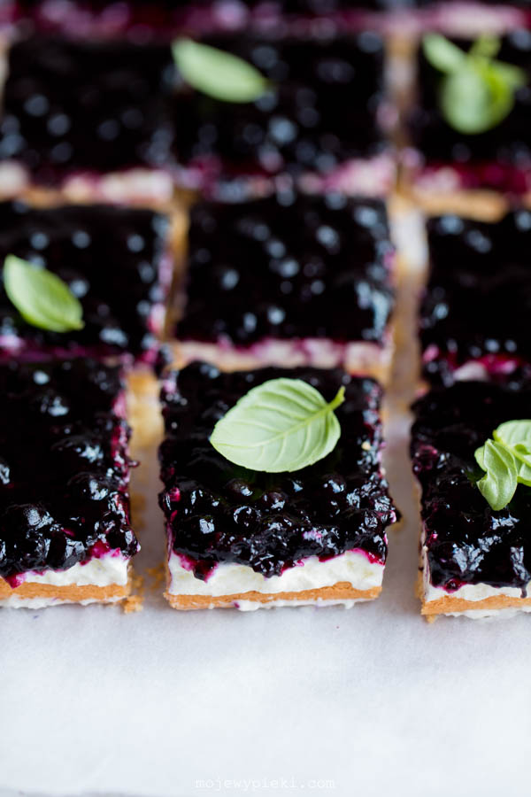Blueberry slice with custard