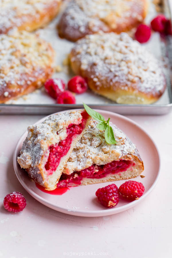 Sweet raspberry buns (malinianki)