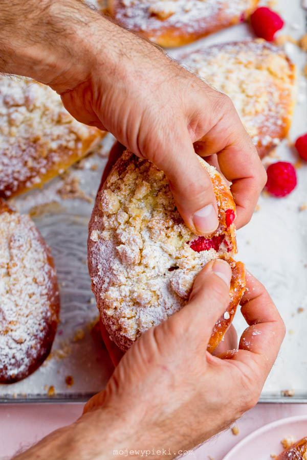 Sweet raspberry buns (malinianki)