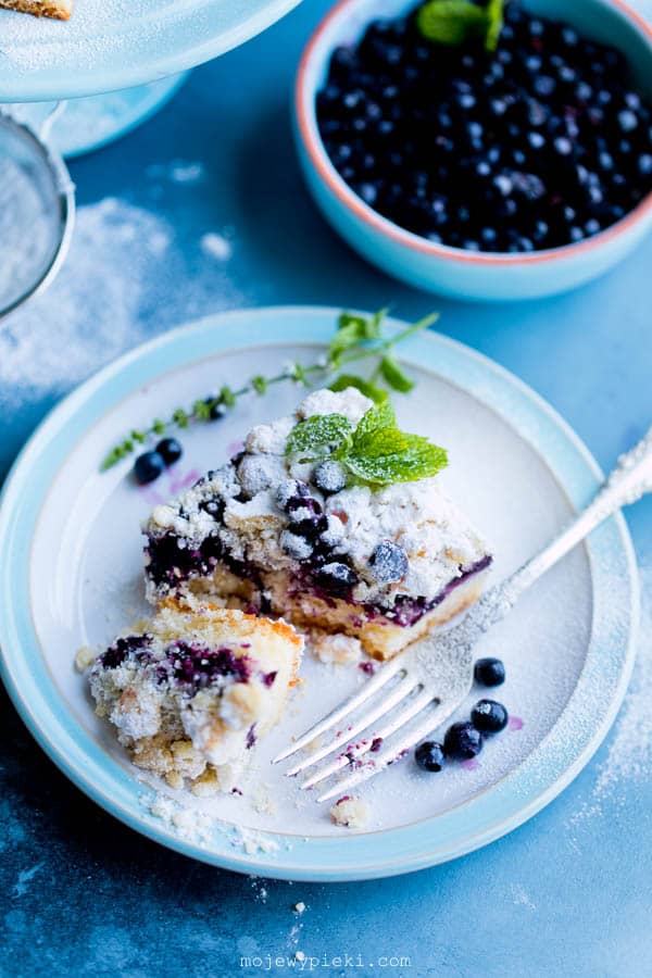 Blueberry crumble cake