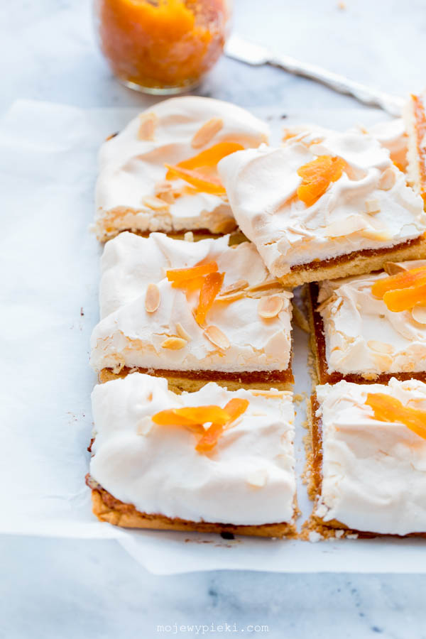 Apricot mazurek with meringue and flaked almonds