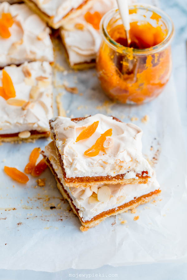 Apricot mazurek with meringue and flaked almonds